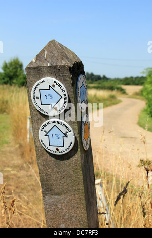 Bridleway Public panneau en bois du Hertfordshire, Angleterre, Royaume-Uni. Banque D'Images