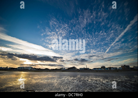 Magnifique coucher de soleil à marée basse sur la plage de Worthing, West Sussex, UK Banque D'Images