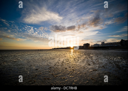 Magnifique coucher de soleil à marée basse sur la plage de Worthing, West Sussex, UK Banque D'Images