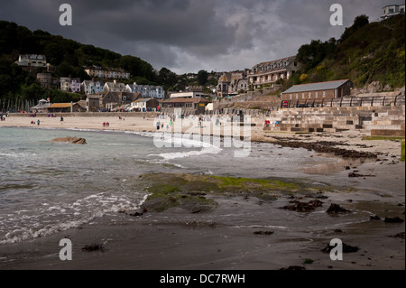 Plage de looe dans l'été avec une tempête venant Banque D'Images