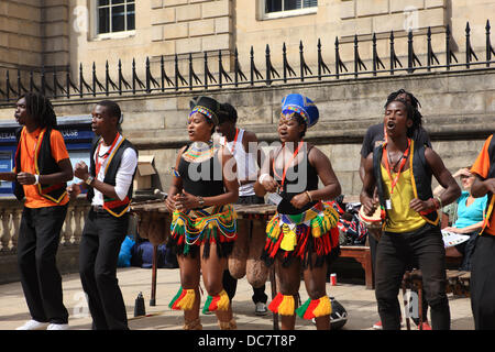 Edinburgh, Royaume-Uni. Août 11, 2013. La musique et la danse africaines colorées effectuer des troupes à des foules sur Princes Street d'Édimbourg Crédit : PictureScotland/Alamy Live News Banque D'Images