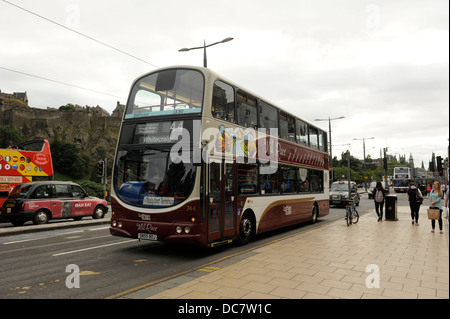 Les bus Lothian, Édimbourg. Le bus à impériale photographié ici sur Princes Street d'Édimbourg, où les lignes de tramway ont été posés : Banque D'Images