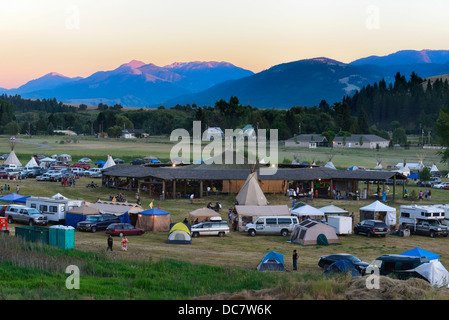 Tamkaliks dans Pow Wow la Wallowa Valley de l'Oregon. Banque D'Images