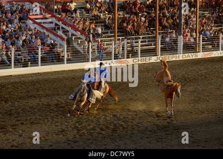 La monte de selle à l'événement le chef Joseph Jours Rodeo dans Joseph, Oregon. Banque D'Images