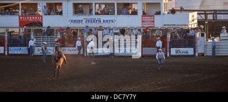 La monte de selle à l'événement le chef Joseph Jours Rodeo dans Joseph, Oregon. Banque D'Images