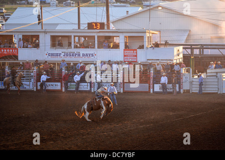 La monte de selle à l'événement le chef Joseph Jours Rodeo dans Joseph, Oregon. Banque D'Images