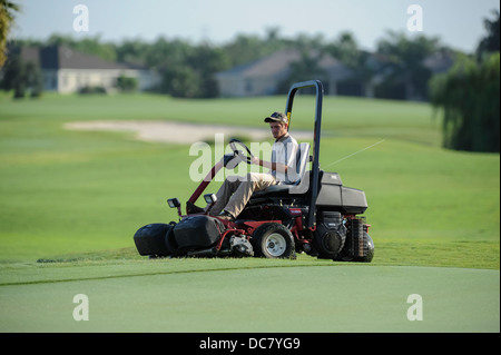 Garder les verts à la bonne à la la Mallory Hill Country club dans les villages, Floride USA Banque D'Images