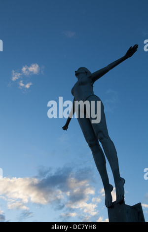 Echelle de Scarborough statue Bell sur Vincent pier avec phare en arrière-plan. Banque D'Images