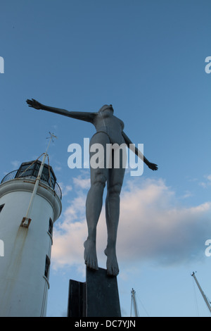 Echelle de Scarborough statue Bell sur Vincent pier avec phare en arrière-plan. Banque D'Images