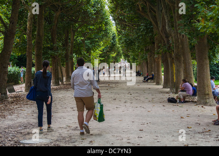 Paris, France, couples à pied sur le sentier dans le Parc de la ville, jardin des plantes, été, jardin urbain Banque D'Images