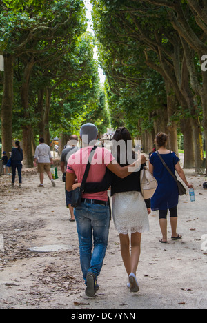 Paris, France, couple à pied, sur le chemin dans le parc de la ville, jardin des plantes, été, groupes de personnes dans le parc Banque D'Images