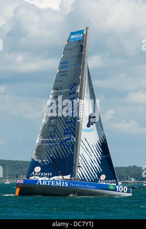 L'île de Wight, Royaume-Uni. Août 11, 2013. Artemis Ocean Racing 100, un 60 pieds IMOCA dans la classe Z IRC (GBR 100) Numéro de voile sur le côté sur toute la longueur au début de la Fastnet Race 2013 peu après, au départ de Cowes le 11 août 2013 Credit : MeonStock/Alamy Live News Banque D'Images