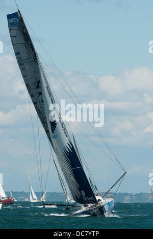 L'île de Wight, Royaume-Uni. Août 11, 2013. Artemis Ocean Racing 100, un 60 pieds IMOCA dans la classe Z IRC (GBR 100) Numéro de voile sur la tête sur toute la longueur au début de la Fastnet Race 2013 peu après, au départ de Cowes le 11 août 2013 Credit : MeonStock/Alamy Live News Banque D'Images