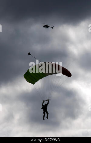 Hélicoptère & parachutiste au 35e Bristol International Balloon Fiesta. Bristol, Angleterre, Royaume-Uni. Banque D'Images