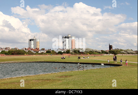 Crosby Coastal Park et du logement dans la région de Merseyside Lancashire Banque D'Images