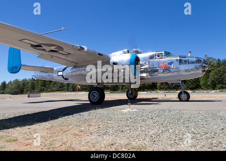 North American Aviation B-25 Mitchell bomber 'old glory' taxiing au Nevada County Airport Banque D'Images