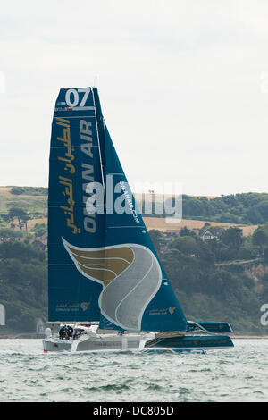 L'île de Wight, Royaume-Uni. Août 11, 2013. Oman Air - Lombok, un trimaran MOD 70 (OMA07 Numéro de voile) dans la classe des multicoques MOCRA deuxième sur le terrain au début de la Fastnet Race 2013 peu après, au départ de Cowes le 11 août 2013 Credit : MeonStock/Alamy Live News Banque D'Images