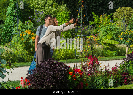 Paris, France, couple de touristes appréciant le parc de la ville, le jardin des plantes, prendre des photos Selfie dans les fleurs jardin urbain, urbanisation de la biodiversité Banque D'Images