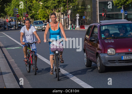 Paris, France, femme cycliste dans la rue, piste cyclable, utilisation des vélos Velib, quartiers, voitures, vélo, paris vélo, tourisme responsable Banque D'Images