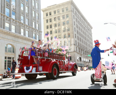 4 juillet indépendance day parade célébration de Greensboro, Caroline du Nord, USA. Pompiers avec agitant des drapeaux et l'Oncle Sam. Banque D'Images