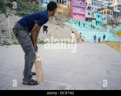 Les jeunes hommes autochtones à jouer au cricket sur la rue à Varanasi, Inde Banque D'Images