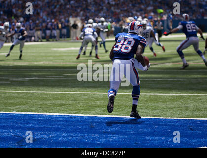 Indianapolis, IN, USA. Août 11, 2013. 11 août 2013 : Buffalo Bills wide receiver Marquise Goodwin (88) exécute la balle hors de la zone de but pendant le jeu entre les Bills de Buffalo et les Indianapolis Colts au Lucas Oil Stadium à Indianapolis, IN. Les Bills de Buffalo défait les Indianapolis Colts 44-20. Credit : csm/Alamy Live News Banque D'Images
