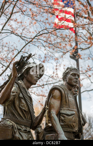 Trois soldats, les militaires, statue en bronze sculpture sur le National Mall de Washington DC Partie de Vietnam Veterans Memorial US flag Banque D'Images