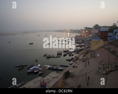 La vie sur les rives de la rivière Ganges - Varanasi, Inde Banque D'Images