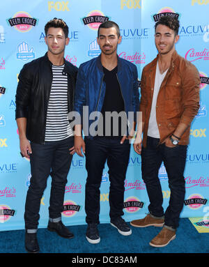 Los Angeles, Californie, USA. Août 11, 2013. Nick Jonas, Joe Jonas, Kevin Jonas participant à la 2013 Teen Choice Awards - Arrivals tenue au Gibson Amphitheatre à Universal City, Californie, le 11 août 2013. 2013 Credit : D. Long/Globe Photos/ZUMAPRESS.com/Alamy Live News Banque D'Images