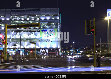 Saga Falabella department store à Ovalo Miraflores dans le quartier de Miraflores, Lima, Pérou la nuit Banque D'Images