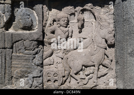 Détail de la sculpture bas-relief sur le mur de temple de Prambanan, Java, Indonésie, Yogyakarta Banque D'Images