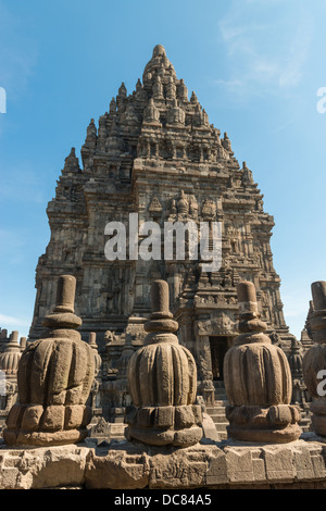 Murs décorés de riches et toit de temple de Prambanan, Java, Indonésie, Yogyakarta Banque D'Images