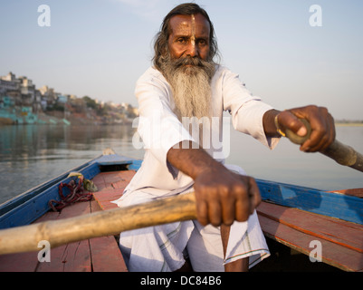 Baba Ge le batelier sur le Gange - Varanasi, Inde Banque D'Images