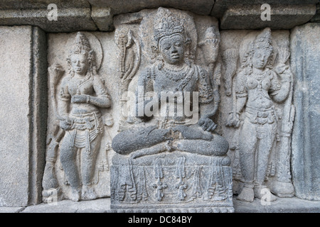 Détail de la sculpture bas-relief sur le mur de temple de Prambanan, Java, Indonésie, Yogyakarta Banque D'Images