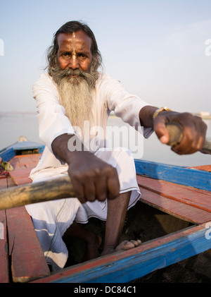 Baba Ge le batelier sur le Gange - Varanasi, Inde Banque D'Images