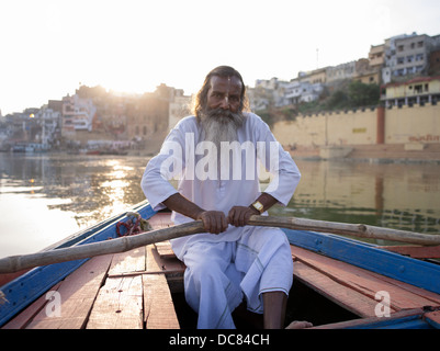 Baba Ge le batelier sur le Gange - Varanasi, Inde Banque D'Images