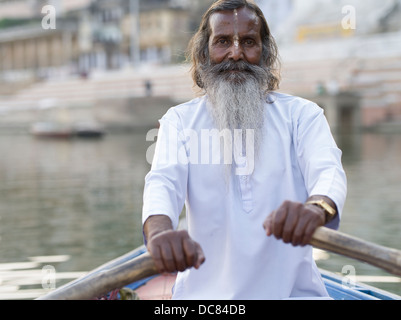 Baba Ge le batelier sur le Gange - Varanasi, Inde Banque D'Images