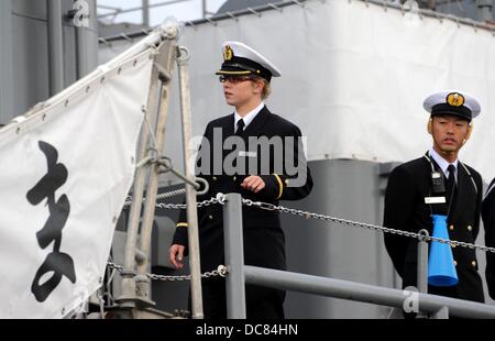 Jaqueline Stuetzer de Thuringe se tient sur le pont du navire 'école japonaise Kashima' au port de Kiel, Allemagne, 12 août 2013. Le lieutnant terminé un stage de six semaines à la marine japonaise et était venu à bord du navire 'formation japonaise Kashima'. Pour la première fois en 22 ans, la force navale japonaise visité Kiel. Le navire de formation et deux destroyers va rester à Kiel pour trois jours. Photo : Carsten REHDER Banque D'Images