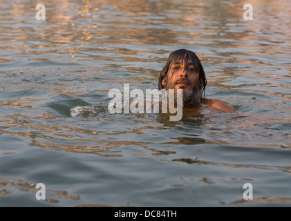 Portrait de l'homme natation / baignade dans le Gange Varanasi ( ) Banque D'Images