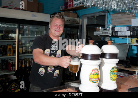 Boisson locale de Mitchell's Brewery à l'Oyster Bar à bord de Knysna, Knysna, Western Cape, Afrique du Sud Banque D'Images