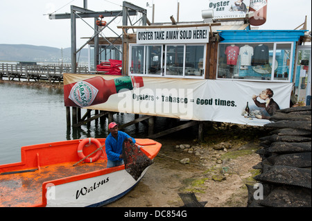 Livraison d'huîtres fraîches au bar à huîtres, Knysna waterfront, Knysna, Western Cape, Afrique du Sud Banque D'Images