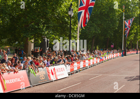 Spectateurs attendent l'arrivée de la course classique de Surrey Londres professionnel sur le Mall au centre de Londres le 4 août 2013 Banque D'Images