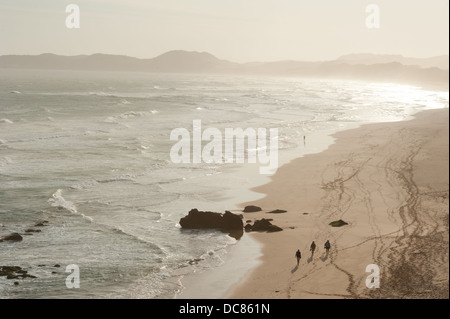 Les gens qui marchent sur la plage, Brenton-on-Sea, près de Knysna, Western Cape, Afrique du Sud Banque D'Images