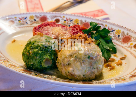 Knödel ou Canederli boulettes de pain, une spécialité typique du Haut-Adige ou Tyrol du Sud, Italie Banque D'Images