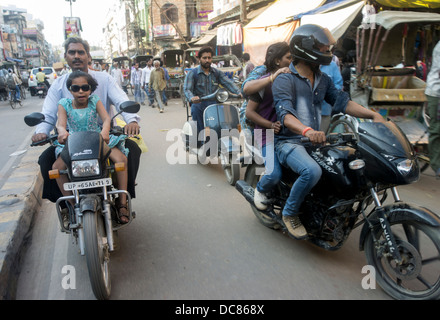 Le trafic routier dans les rues de Varanasi en Inde. Banque D'Images