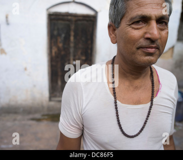 Portrait de pèlerin qui s'était rendu dans le Gange Varanasi ( ) pour Kumbh Mela en mars 2013. Banque D'Images