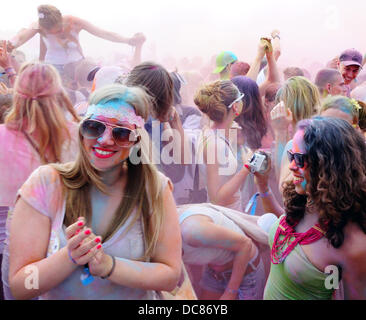 Berlin, Allemagne. 10 août, 2013. Les gens assistent à l'un d'Holi Festival à Berlin, Allemagne, 10 août 2013. Le festival des couleurs a eu lieu sous la devise 'Nous sommes un'. Photo : XAMAX/dpa/Alamy Live News Banque D'Images