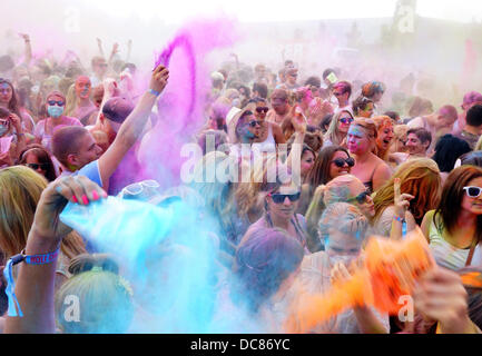 Berlin, Allemagne. 10 août, 2013. Les gens assistent à l'un d'Holi Festival à Berlin, Allemagne, 10 août 2013. Le festival des couleurs a eu lieu sous la devise 'Nous sommes un'. Photo : XAMAX/dpa/Alamy Live News Banque D'Images