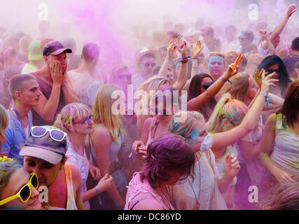 Berlin, Allemagne. 10 août, 2013. Les gens assistent à l'un d'Holi Festival à Berlin, Allemagne, 10 août 2013. Le festival des couleurs a eu lieu sous la devise 'Nous sommes un'. Photo : XAMAX/dpa/Alamy Live News Banque D'Images