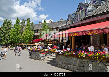 Personnes à pied et de restauration dans le village de Whistler à l'été. Les personnes mangeant des cafés sur les terrasses. À Whistler, en Colombie-Britannique. Banque D'Images